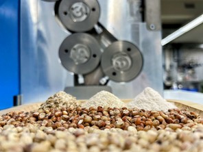 Im Bild: Mühle mit Sorghum-Körnern und Mehlen.